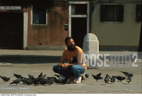 Caption: Nome:..GHETTO NOVO : CAMPO DEL GHETTO NOVO ....Localizzazione:..VENEZIA / CANNAREGIO / GHETTO NOVO..VENICE / CANNAREGIO  / GHETTO NOVO  ..Soggetto:..CAMPO DEL GHETTO NOVO / PICCIONI COLOMBI..CAMPO DEL GHETTO NOVO  / PIGEONS..Cronologia:......Autore:......Stile:......Editori Stampatori:......Committenza:......Materia e Tecnica:......Collocazione:......Note:......Riproduzione Fotografica:..Graziano Arici/Rosebud2  ....Copyright:..Graziano Arici/Rosebud2/  ....Data:..1994....Costo:..A....Key:..GHETTO NOVO VITA   ESTERNI  ..EXTERIORS  LIVING