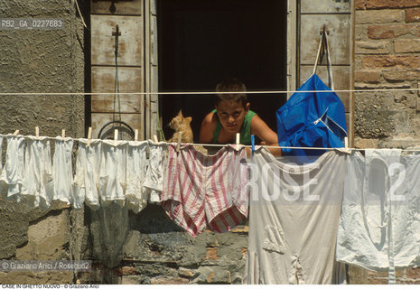 Caption: Nome:..GHETTO NOVO : CASE  ....Localizzazione:..VENEZIA / CANNAREGIO / GHETTO NOVO..VENICE / CANNAREGIO  / GHETTO NOVO..Soggetto:..CASE  GATTO BAMBINO..HOUSES  ..Cronologia:......Autore:......Stile:......Editori Stampatori:......Committenza:......Materia e Tecnica:......Collocazione:......Note:......Riproduzione Fotografica:..Graziano Arici/Rosebud2  ....Copyright:..Graziano Arici/Rosebud2/  ....Data:..1994....Costo:..A....Key:..GHETTO NOVO  ESTERNI  ..EXTERIORS