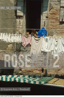 Caption: Nome:..GHETTO NOVO : CASE  ....Localizzazione:..VENEZIA / CANNAREGIO / GHETTO NOVO..VENICE / CANNAREGIO  / GHETTO NOVO..Soggetto:..CASE  GATTO BAMBINO..HOUSES  ..Cronologia:......Autore:......Stile:......Editori Stampatori:......Committenza:......Materia e Tecnica:......Collocazione:......Note:......Riproduzione Fotografica:..Graziano Arici/Rosebud2  ....Copyright:..Graziano Arici/Rosebud2/  ....Data:..1994....Costo:..A....Key:..GHETTO NOVO  ESTERNI  ..EXTERIORS