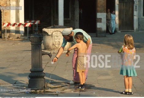 Caption: Nome:..GHETTO NOVO : CAMPO DEL GHETTO NOVO  ....Localizzazione:..VENEZIA / CANNAREGIO / GHETTO NOVO..VENICE / CANNAREGIO  / GHETTO NOVO..Soggetto:..CAMPO DEL GHETTO NOVO / FONTANA  BAMBINI..CAMPO DEL GHETTO NOVO  /  FOUNTAIN   ..Cronologia:......Autore:......Stile:......Editori Stampatori:......Committenza:......Materia e Tecnica:......Collocazione:......Note:......Riproduzione Fotografica:..Graziano Arici/Rosebud2  ....Copyright:..Graziano Arici/Rosebud2/  ....Data:..1994....Costo:..A....Key:..GHETTO NOVO VITA  ESTERNI  ..EXTERIORS  LIVING