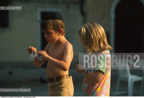 Caption: Nome:..GHETTO NOVO : CAMPO DEL GHETTO NOVO  ....Localizzazione:..VENEZIA / CANNAREGIO / GHETTO NOVO..VENICE / CANNAREGIO  / GHETTO NOVO..Soggetto:..CAMPO DEL GHETTO NOVO  BAMBINI..CAMPO DEL GHETTO NOVO  ..Cronologia:......Autore:......Stile:......Editori Stampatori:......Committenza:......Materia e Tecnica:......Collocazione:......Note:......Riproduzione Fotografica:..Graziano Arici/Rosebud2  ....Copyright:..Graziano Arici/Rosebud2/  ....Data:..1994....Costo:..A....Key:..GHETTO NOVO VITA  ESTERNI  ..EXTERIORS  LIVING