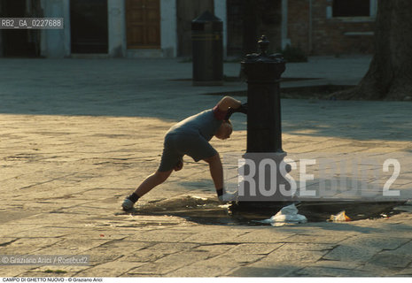 Caption: Nome:..GHETTO NOVO : CAMPO DEL GHETTO NOVO  ....Localizzazione:..VENEZIA / CANNAREGIO / GHETTO NOVO..VENICE / CANNAREGIO  / GHETTO NOVO..Soggetto:..CAMPO DEL GHETTO NOVO / FONTANA  BAMBINO..CAMPO DEL GHETTO NOVO  /  FOUNTAIN   ..Cronologia:......Autore:......Stile:......Editori Stampatori:......Committenza:......Materia e Tecnica:......Collocazione:......Note:......Riproduzione Fotografica:..Graziano Arici/Rosebud2  ....Copyright:..Graziano Arici/Rosebud2/  ....Data:..1994....Costo:..A....Key:..GHETTO NOVO VITA  ESTERNI  ..EXTERIORS  LIVING