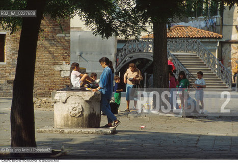 Caption: Nome:..GHETTO NOVO : CAMPO DEL GHETTO NOVO ....Localizzazione:..VENEZIA / CANNAREGIO / GHETTO NOVO..VENICE / CANNAREGIO  / GHETTO NOVO  ..Soggetto:..CAMPO DEL GHETTO NOVO BAMBINI..CAMPO DEL GHETTO NOVO  ..Cronologia:......Autore:......Stile:......Editori Stampatori:......Committenza:......Materia e Tecnica:......Collocazione:......Note:......Riproduzione Fotografica:..Graziano Arici/Rosebud2  ....Copyright:..Graziano Arici/Rosebud2/  ....Data:..1994....Costo:..A....Key:..GHETTO NOVO VITA   ESTERNI  ..EXTERIORS  LIVING