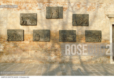 Caption: Nome:..GHETTO NOVO : CAMPO DEL GHETTO NOVO E IL MONUMENTO ALLOLOCAUSTO....Localizzazione:..VENEZIA / CANNAREGIO / GHETTO NOVO..VENICE / CANNAREGIO  / GHETTO NOVO  ..Soggetto:..CAMPO DEL GHETTO NOVO / IL MONUMENTO ALLOLOCAUSTO ..CAMPO DEL GHETTO NOVO  / THE HOLOCAUST MEMORIAL   ..Cronologia:......Autore:......Stile:......Editori Stampatori:......Committenza:......Materia e Tecnica:......Collocazione:......Note:......Riproduzione Fotografica:..Graziano Arici/Rosebud2  ....Copyright:..Graziano Arici/Rosebud2/  ....Data:..1994....Costo:..A....Key:..GHETTO NOVO  ESTERNI  VITA  ..EXTERIORS  LIVING