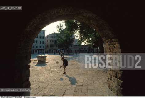 Caption: Nome:..GHETTO NOVO : CAMPO DEL GHETTO NOVO  ....Localizzazione:..VENEZIA / CANNAREGIO / GHETTO NOVO..VENICE / CANNAREGIO  / GHETTO NOVO..Soggetto:..CAMPO DEL GHETTO NOVO / FONTANA  BAMBINO..CAMPO DEL GHETTO NOVO  /  FOUNTAIN   ..Cronologia:......Autore:......Stile:......Editori Stampatori:......Committenza:......Materia e Tecnica:......Collocazione:......Note:......Riproduzione Fotografica:..Graziano Arici/Rosebud2  ....Copyright:..Graziano Arici/Rosebud2/  ....Data:..1994....Costo:..A....Key:..GHETTO NOVO VITA  ESTERNI  ..EXTERIORS  LIVING