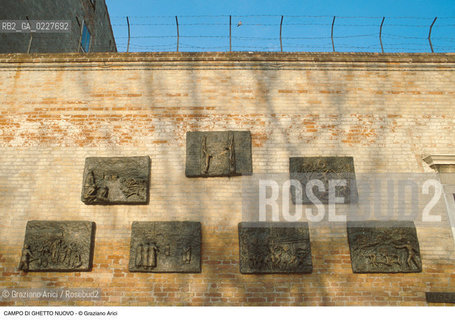 Caption: Nome:..GHETTO NOVO : CAMPO DEL GHETTO NOVO E IL MONUMENTO ALLOLOCAUSTO....Localizzazione:..VENEZIA / CANNAREGIO / GHETTO NOVO..VENICE / CANNAREGIO  / GHETTO NOVO  ..Soggetto:..CAMPO DEL GHETTO NOVO / IL MONUMENTO ALLOLOCAUSTO ..CAMPO DEL GHETTO NOVO  / THE HOLOCAUST MEMORIAL ..Cronologia:......Autore:......Stile:......Editori Stampatori:......Committenza:......Materia e Tecnica:......Collocazione:......Note:......Riproduzione Fotografica:..Graziano Arici/Rosebud2  ....Copyright:..Graziano Arici/Rosebud2/  ....Data:..1994....Costo:..A....Key:..GHETTO NOVO  ESTERNI  VITA  ..EXTERIORS  LIVING