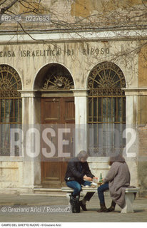 Caption: Nome:..GHETTO NOVO : CAMPO DEL GHETTO NOVO....Localizzazione:..VENEZIA / CANNAREGIO / GHETTO NOVO..VENICE / CANNAREGIO  / GHETTO NOVO..Soggetto:..CAMPO DEL GHETTO NOVO: TURISMO....Cronologia:......Autore:......Stile:......Editori Stampatori:......Committenza:......Materia e Tecnica:......Collocazione:......Note:......Riproduzione Fotografica:..Graziano Arici/Rosebud2  ....Copyright:..Graziano Arici/Rosebud2/  ....Data:..1994....Costo:..A....Key:..GHETTO NOVO  ESTERNI  ..EXTERIORS