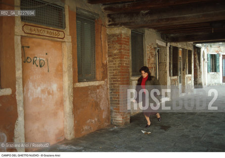 Caption: Nome:..GHETTO NOVO : SOTTOPORTICO DEL BANCO ROSSO  (BANCO DEI PEGNI)....Localizzazione:..VENEZIA / CANNAREGIO / GHETTO NOVO..VENICE / CANNAREGIO  / GHETTO NOVO  ..Soggetto:..SOTTOPORTICO DEL BANCO ROSSO / BANCO DEI PEGNI  ..SOTTOPORTICO DEL BANCO ROSSO / PAWNBROKERS SHOP  ..Cronologia:......Autore:......Stile:......Editori Stampatori:......Committenza:......Materia e Tecnica:......Collocazione:......Note:......Riproduzione Fotografica:..Graziano Arici/Rosebud2  ....Copyright:..Graziano Arici/Rosebud2/  ....Data:..1994....Costo:..A....Key:..GHETTO NOVO  ESTERNI  ..EXTERIORS