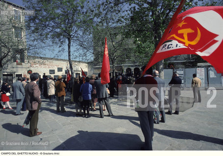 Caption: Nome:..GHETTO NOVO : MANIFESTAZIONE DAVANTI AL MONUMENTO ALLOLOCAUSTO ....Localizzazione:..VENEZIA / CANNAREGIO / GHETTO NOVO..VENICE / CANNAREGIO  / GHETTO NOVO  ..Soggetto:....Cronologia:......Autore:......Stile:......Editori Stampatori:......Committenza:......Materia e Tecnica:......Collocazione:......Note:......Riproduzione Fotografica:..Graziano Arici/Rosebud2  ....Copyright:..Graziano Arici/Rosebud2/  ....Data:..1994....Costo:..A....Key:..GHETTO NOVO