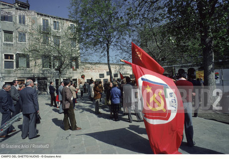 Caption: Nome:..GHETTO NOVO : MANIFESTAZIONE DAVANTI AL MONUMENTO ALLOLOCAUSTO ....Localizzazione:..VENEZIA / CANNAREGIO / GHETTO NOVO..VENICE / CANNAREGIO  / GHETTO NOVO  ..Soggetto:....Cronologia:......Autore:......Stile:......Editori Stampatori:......Committenza:......Materia e Tecnica:......Collocazione:......Note:......Riproduzione Fotografica:..Graziano Arici/Rosebud2  ....Copyright:..Graziano Arici/Rosebud2/  ....Data:..1994....Costo:..A....Key:..GHETTO NOVO