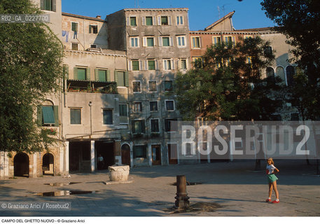 Caption: Nome:..GHETTO NOVO : CAMPO DEL GHETTO NOVO ....Localizzazione:..VENEZIA / CANNAREGIO / GHETTO NOVO..VENICE / CANNAREGIO  / GHETTO NOVO ..Soggetto:..CAMPO DEL GHETTO NOVO.. ..Cronologia:......Autore:......Stile:......Editori Stampatori:......Committenza:......Materia e Tecnica:......Collocazione:......Note:......Riproduzione Fotografica:..Graziano Arici/Rosebud2  ....Copyright:..Graziano Arici/Rosebud2/  ....Data:..1994....Costo:..A....Key:..GHETTO NOVO  ESTERNI  ..EXTERIORS