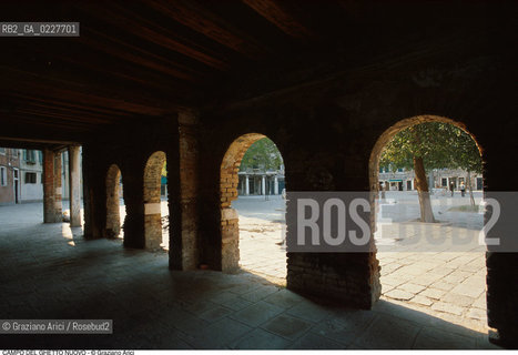 Caption: Nome:..GHETTO NOVO : SOTTOPORTICO IN CAMPO DEL GHETTO NUOVO ....Localizzazione:..VENEZIA / CANNAREGIO / GHETTO NOVO..VENICE / CANNAREGIO  / GHETTO NOVO ..Soggetto:..CAMPO DEL GHETTO NUOVO / SOTTOPORTICO ..CAMPO DEL GHETTO NUOVO / UNDERPASS ..Cronologia:......Autore:......Stile:......Editori Stampatori:......Committenza:......Materia e Tecnica:......Collocazione:......Note:......Riproduzione Fotografica:..Graziano Arici/Rosebud2  ....Copyright:..Graziano Arici/Rosebud2/  ....Data:..1994....Costo:..A....Key:..GHETTO NOVO  ESTERNI  ..EXTERIORS