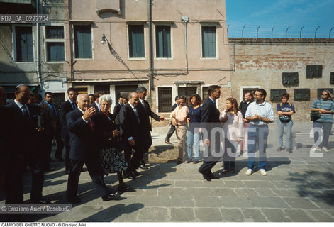 Caption: Nome:..GHETTO NOVO : IL PRESIDENTE DELLA REPUBBLICA OSCAR LUIGI SCALFARO VISITA IL MONUMENTO ALLOLOCAUSTO ....Localizzazione:..VENEZIA / CANNAREGIO / GHETTO NOVO..VENICE / CANNAREGIO  / GHETTO NOVO  ..Soggetto:..IL PRESIDENTE DELLA REPUBBLICA OSCAR LUIGI SCALFARO VISITA IL MONUMENTO ALLOLOCAUSTO  ..THE PRESIDENT OF THE REPUBLIC OSCAR LUIGI SCALFARO VISITING THE HOLOCAUST MEMORIAL  ..Cronologia:......Autore:......Stile:......Editori Stampatori:......Committenza:......Materia e Tecnica:......Collocazione:......Note:......Riproduzione Fotografica:..Graziano Arici/Rosebud2  ....Copyright:..Graziano Arici/Rosebud2/  ....Data:..1994....Costo:..A....Key:..GHETTO NOVO PERSONAGGI  ..PEOPLE