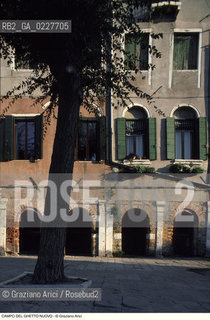 Caption: Nome:..GHETTO NOVO : CAMPO DEL GHETTO NOVO  ....Localizzazione:..VENEZIA / CANNAREGIO / GHETTO NOVO..VENICE / CANNAREGIO  / GHETTO NOVO ..Soggetto:..CAMPO DEL GHETTO NOVO  ....Cronologia:......Autore:......Stile:......Editori Stampatori:......Committenza:......Materia e Tecnica:......Collocazione:......Note:......Riproduzione Fotografica:..Graziano Arici/Rosebud2  ....Copyright:..Graziano Arici/Rosebud2/  ....Data:..1994....Costo:..A....Key:..GHETTO NOVO  ESTERNI  ..EXTERIORS