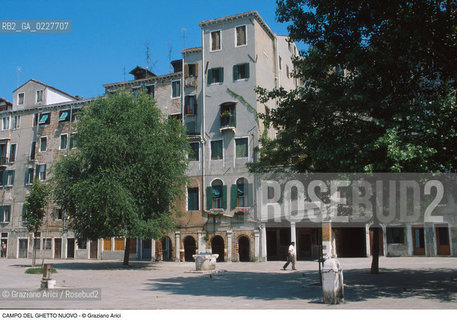 Caption: Nome:..GHETTO NOVO : CAMPO DEL GHETTO NOVO  ....Localizzazione:..VENEZIA / CANNAREGIO / GHETTO NOVO..VENICE / CANNAREGIO  / GHETTO NOVO ..Soggetto:..CAMPO DEL GHETTO NOVO..  ..Cronologia:......Autore:......Stile:......Editori Stampatori:......Committenza:......Materia e Tecnica:......Collocazione:......Note:......Riproduzione Fotografica:..Graziano Arici/Rosebud2  ....Copyright:..Graziano Arici/Rosebud2/  ....Data:..1994....Costo:..A....Key:..GHETTO NOVO  ESTERNI  ..EXTERIORS
