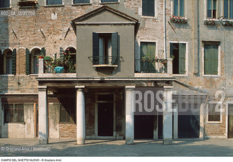 Caption: Nome:..CAMPO DEL GHETTO NOVO..Localizzazione:..VENEZIA / CANNAREGIO / CAMPO DEL GHETTO NOVO  SINAGOGA / SCUOLA ITALIANA..VENICE / CANNAREGIO / CAMPO GHETTO NOVO  SYNAGOGUE  / SCUOLA ITALIANA   ..Soggetto:..FACCIATA  ..FACADE  ..Cronologia:..SEC. XVI ULTIMO QUARTO /1575  ..XVIth CENTURY / 1575  ..Autore:......Stile:......Editori Stampatori:......Committenza:......Materia e Tecnica:......Collocazione:......Note:......Riproduzione Fotografica:..Graziano Arici/Rosebud2  ....Copyright:..Graziano Arici/Rosebud2/  ....Data:..1994....Costo:..A....Key:..CHIESA  ESTERNI   ..CHURCH  EXTERIORS