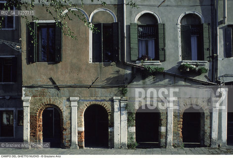 Caption: Nome:..GHETTO NOVO : CAMPO DEL GHETTO NOVO  ....Localizzazione:..VENEZIA / CANNAREGIO / GHETTO NOVO..VENICE / CANNAREGIO  / GHETTO NOVO  ..Soggetto:..CAMPO DEL GHETTO NOVO  ....Cronologia:......Autore:......Stile:......Editori Stampatori:......Committenza:......Materia e Tecnica:......Collocazione:......Note:......Riproduzione Fotografica:..Graziano Arici/Rosebud2  ....Copyright:..Graziano Arici/Rosebud2/  ....Data:..1994....Costo:..A....Key:..GHETTO NOVO  ESTERNI  ..EXTERIORS