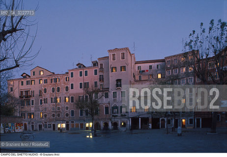 Caption: Nome:..GHETTO NOVO : CASE “GRATTACIELI”  ....Localizzazione:..VENEZIA / CANNAREGIO / GHETTO NOVO NOTTE..VENICE / CANNAREGIO  / GHETTO NOVO..Soggetto:..CASE “GRATTACIELI”  ..HOUSES  SKYSCRAPERS   ..Cronologia:......Autore:......Stile:......Editori Stampatori:......Committenza:......Materia e Tecnica:......Collocazione:......Note:......Riproduzione Fotografica:..Graziano Arici/Rosebud2  ....Copyright:..Graziano Arici/Rosebud2/  ....Data:..1994....Costo:..A....Key:..GHETTO NOVO  ESTERNI  ..EXTERIORS