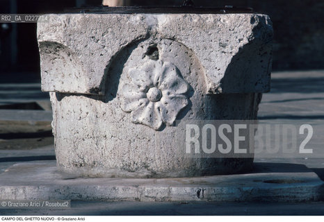 Caption: Nome:..GHETTO NOVO : CAMPO DEL GHETTO NOVO  ....Localizzazione:..VENEZIA / CANNAREGIO / GHETTO NOVO..VENICE / CANNAREGIO  / GHETTO NOVO ..Soggetto:..CAMPO DEL GHETTO NOVO  POZZO....Cronologia:......Autore:......Stile:......Editori Stampatori:......Committenza:......Materia e Tecnica:......Collocazione:......Note:......Riproduzione Fotografica:..Graziano Arici/Rosebud2  ....Copyright:..Graziano Arici/Rosebud2/  ....Data:..1994....Costo:..A....Key:..GHETTO NOVO  ESTERNI  ..EXTERIORS