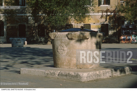 Caption: Nome:..GHETTO NOVO : CAMPO DEL GHETTO NOVO  ....Localizzazione:..VENEZIA / CANNAREGIO / GHETTO NOVO..VENICE / CANNAREGIO  / GHETTO NOVO ..Soggetto:..CAMPO DEL GHETTO NOVO  POZZO....Cronologia:......Autore:......Stile:......Editori Stampatori:......Committenza:......Materia e Tecnica:......Collocazione:......Note:......Riproduzione Fotografica:..Graziano Arici/Rosebud2  ....Copyright:..Graziano Arici/Rosebud2/  ....Data:..1994....Costo:..A....Key:..GHETTO NOVO  ESTERNI  ..EXTERIORS