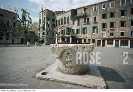 Caption: Nome:..GHETTO NOVO : CAMPO DEL GHETTO NOVO  ....Localizzazione:..VENEZIA / CANNAREGIO / GHETTO NOVO..VENICE / CANNAREGIO  / GHETTO NOVO ..Soggetto:..CAMPO DEL GHETTO NOVO  POZZO....Cronologia:......Autore:......Stile:......Editori Stampatori:......Committenza:......Materia e Tecnica:......Collocazione:......Note:......Riproduzione Fotografica:..Graziano Arici/Rosebud2  ....Copyright:..Graziano Arici/Rosebud2/  ....Data:..1994....Costo:..A....Key:..GHETTO NOVO  ESTERNI  ..EXTERIORS