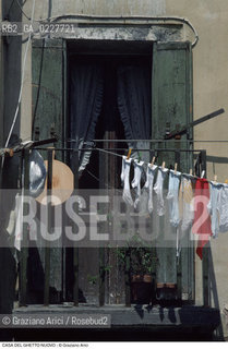 Caption: Nome:..GHETTO NOVO : CASE  ....Localizzazione:..VENEZIA / CANNAREGIO / GHETTO NOVO..VENICE / CANNAREGIO  / GHETTO NOVO..Soggetto:..CASE  FINESTRA PORTA..HOUSES  ..Cronologia:......Autore:......Stile:......Editori Stampatori:......Committenza:......Materia e Tecnica:......Collocazione:......Note:......Riproduzione Fotografica:..Graziano Arici/Rosebud2  ....Copyright:..Graziano Arici/Rosebud2/  ....Data:..1994....Costo:..A....Key:..GHETTO NOVO  ESTERNI  ..EXTERIORS