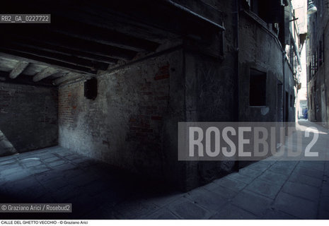 Caption: Nome:..GHETTO VECCHIO..Localizzazione:..VENEZIA / CANNAREGIO / GHETTO VECCHIO..Soggetto:..CALLE DEL GHETTO VECCHIO....Cronologia:......Autore:......Stile:......Editori Stampatori:......Committenza:......Materia e Tecnica:......Collocazione:......Note:......Riproduzione Fotografica:..Graziano Arici/Rosebud2  ....Copyright:..Graziano Arici/Rosebud2/  ....Data:..1994....Costo:..A....Key:..GHETTO NOVO  ESTERNI  ..EXTERIORS