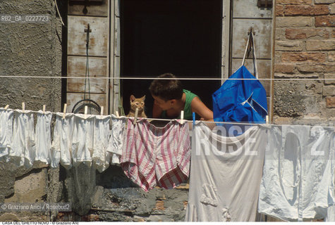 Caption: Nome:..GHETTO NOVO : CASE  ....Localizzazione:..VENEZIA / CANNAREGIO / GHETTO NOVO..VENICE / CANNAREGIO  / GHETTO NOVO..Soggetto:..CASE  GATTO BAMBINO..HOUSES  ..Cronologia:......Autore:......Stile:......Editori Stampatori:......Committenza:......Materia e Tecnica:......Collocazione:......Note:......Riproduzione Fotografica:..Graziano Arici/Rosebud2  ....Copyright:..Graziano Arici/Rosebud2/  ....Data:..1994....Costo:..A....Key:..GHETTO NOVO  ESTERNI  ..EXTERIORS