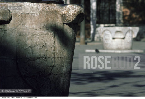 Caption: Nome:..GHETTO NOVO : CAMPO DEL GHETTO NOVO  ....Localizzazione:..VENEZIA / CANNAREGIO / GHETTO NOVO..VENICE / CANNAREGIO  / GHETTO NOVO ..Soggetto:..CAMPO DEL GHETTO NOVO  POZZO....Cronologia:......Autore:......Stile:......Editori Stampatori:......Committenza:......Materia e Tecnica:......Collocazione:......Note:......Riproduzione Fotografica:..Graziano Arici/Rosebud2  ....Copyright:..Graziano Arici/Rosebud2/  ....Data:..1994....Costo:..A....Key:..GHETTO NOVO  ESTERNI  ..EXTERIORS