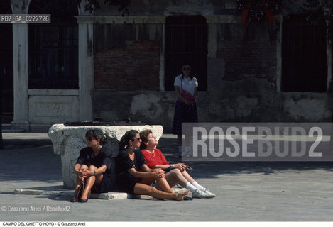 Caption: Nome:..GHETTO NOVO : CAMPO DEL GHETTO NOVO  ....Localizzazione:..VENEZIA / CANNAREGIO / GHETTO NOVO..VENICE / CANNAREGIO  / GHETTO NOVO ..Soggetto:..CAMPO DEL GHETTO NOVO  POZZO TURISMO....Cronologia:......Autore:......Stile:......Editori Stampatori:......Committenza:......Materia e Tecnica:......Collocazione:......Note:......Riproduzione Fotografica:..Graziano Arici/Rosebud2  ....Copyright:..Graziano Arici/Rosebud2/  ....Data:..1994....Costo:..A....Key:..GHETTO NOVO  ESTERNI  ..EXTERIORS