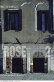 Caption: Nome:..GHETTO NOVO : CAMPO DEL GHETTO NOVO  ....Localizzazione:..VENEZIA / CANNAREGIO / GHETTO NOVO..VENICE / CANNAREGIO  / GHETTO NOVO  ..Soggetto:..CAMPO DEL GHETTO NOVO  ....Cronologia:......Autore:......Stile:......Editori Stampatori:......Committenza:......Materia e Tecnica:......Collocazione:......Note:......Riproduzione Fotografica:..Graziano Arici/Rosebud2  ....Copyright:..Graziano Arici/Rosebud2/  ....Data:..1994....Costo:..A....Key:..GHETTO NOVO  ESTERNI  ..EXTERIORS