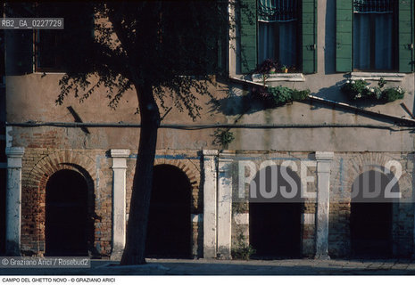 Caption: Nome:..GHETTO NOVO : CAMPO DEL GHETTO NOVO  ....Localizzazione:..VENEZIA / CANNAREGIO / GHETTO NOVO..VENICE / CANNAREGIO  / GHETTO NOVO  ..Soggetto:..CAMPO DEL GHETTO NOVO  ....Cronologia:......Autore:......Stile:......Editori Stampatori:......Committenza:......Materia e Tecnica:......Collocazione:......Note:......Riproduzione Fotografica:..Graziano Arici/Rosebud2  ....Copyright:..Graziano Arici/Rosebud2/  ....Data:..1994....Costo:..A....Key:..GHETTO NOVO  ESTERNI  ..EXTERIORS