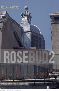 Caption: Nome:..SCUOLA ITALIANA : ESTERNO  ( CUPOLA SOPRA LA BIMA )  ....Localizzazione:..VENEZIA / CANNAREGIO / CAMPO DEL GHETTO NOVO  SINAGOGA / SCUOLA ITALIANA..VENICE / CANNAREGIO / CAMPO GHETTO NOVO  SYNAGOGUE  / SCUOLA ITALIANA   ..Soggetto:..CUPOLA SOPRA LA BIMA  ..CUPOLA OVER THE BIMA   ..Cronologia:..SEC. XVI ULTIMO QUARTO /1575  ..XVIth CENTURY / 1575  ..Autore:......Stile:......Editori Stampatori:......Committenza:......Materia e Tecnica:......Collocazione:......Note:......Riproduzione Fotografica:..Graziano Arici/Rosebud2  ....Copyright:..Graziano Arici/Rosebud2/  ....Data:..1994....Costo:..A....Key:..CHIESA  ESTERNI   ..CHURCH  EXTERIORS