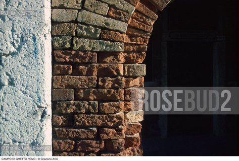Caption: Nome:..GHETTO NOVO : CAMPO DEL GHETTO NOVO  ....Localizzazione:..VENEZIA / CANNAREGIO / GHETTO NOVO..VENICE / CANNAREGIO  / GHETTO NOVO  ..Soggetto:..CAMPO DEL GHETTO NOVO  ....Cronologia:......Autore:......Stile:......Editori Stampatori:......Committenza:......Materia e Tecnica:......Collocazione:......Note:......Riproduzione Fotografica:..Graziano Arici/Rosebud2  ....Copyright:..Graziano Arici/Rosebud2/  ....Data:..1994....Costo:..A....Key:..GHETTO NOVO  ESTERNI  ..EXTERIORS