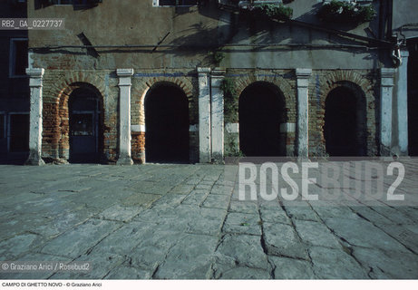 Caption: Nome:..GHETTO NOVO : CAMPO DEL GHETTO NOVO  ....Localizzazione:..VENEZIA / CANNAREGIO / GHETTO NOVO..VENICE / CANNAREGIO  / GHETTO NOVO  ..Soggetto:..CAMPO DEL GHETTO NOVO  ....Cronologia:......Autore:......Stile:......Editori Stampatori:......Committenza:......Materia e Tecnica:......Collocazione:......Note:......Riproduzione Fotografica:..Graziano Arici/Rosebud2  ....Copyright:..Graziano Arici/Rosebud2/  ....Data:..1994....Costo:..A....Key:..GHETTO NOVO  ESTERNI  ..EXTERIORS