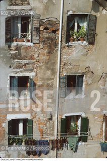 Caption: Nome:..GHETTO NOVO : CASE  ....Localizzazione:..VENEZIA / CANNAREGIO / GHETTO NOVO..VENICE / CANNAREGIO  / GHETTO NOVO..Soggetto:..CASE  ..HOUSES  ..Cronologia:......Autore:......Stile:......Editori Stampatori:......Committenza:......Materia e Tecnica:......Collocazione:......Note:......Riproduzione Fotografica:..Graziano Arici/Rosebud2  ....Copyright:..Graziano Arici/Rosebud2/  ....Data:..1994....Costo:..A....Key:..GHETTO NOVO  ESTERNI  ..EXTERIORS