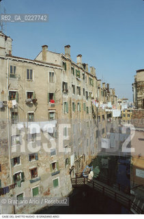 Caption: Nome:..GHETTO NOVO : CASE  ....Localizzazione:..VENEZIA / CANNAREGIO / GHETTO NOVO..VENICE / CANNAREGIO  / GHETTO NOVO ..Soggetto:..CASE  ..HOUSES  ..Cronologia:......Autore:......Stile:......Editori Stampatori:......Committenza:......Materia e Tecnica:......Collocazione:......Note:......Riproduzione Fotografica:..Graziano Arici/Rosebud2  ....Copyright:..Graziano Arici/Rosebud2/  ....Data:..1994....Costo:..A....Key:..GHETTO NOVO  ESTERNI  ..EXTERIORS