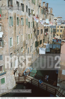 Caption: Nome:..GHETTO NOVO : CASE  ....Localizzazione:..VENEZIA / CANNAREGIO / GHETTO NOVO..VENICE / CANNAREGIO  / GHETTO NOVO ..Soggetto:..CASE  ..HOUSES  ..Cronologia:......Autore:......Stile:......Editori Stampatori:......Committenza:......Materia e Tecnica:......Collocazione:......Note:......Riproduzione Fotografica:..Graziano Arici/Rosebud2  ....Copyright:..Graziano Arici/Rosebud2/  ....Data:..1994....Costo:..A....Key:..GHETTO NOVO  ESTERNI  ..EXTERIORS