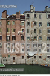Caption: Nome:..GHETTO NOVO : CASE  ....Localizzazione:..VENEZIA / CANNAREGIO / GHETTO NOVO..VENICE / CANNAREGIO  / GHETTO NOVO ..Soggetto:..CASE  ..HOUSES  ..Cronologia:......Autore:......Stile:......Editori Stampatori:......Committenza:......Materia e Tecnica:......Collocazione:......Note:......Riproduzione Fotografica:..Graziano Arici/Rosebud2  ....Copyright:..Graziano Arici/Rosebud2/  ....Data:..1994....Costo:..A....Key:..GHETTO NOVO  ESTERNI  ..EXTERIORS