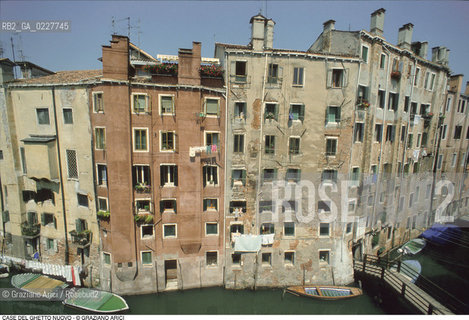Caption: Nome:..GHETTO NOVO : CASE  ....Localizzazione:..VENEZIA / CANNAREGIO / GHETTO NOVO..VENICE / CANNAREGIO  / GHETTO NOVO ..Soggetto:..CASE  ..HOUSES  ..Cronologia:......Autore:......Stile:......Editori Stampatori:......Committenza:......Materia e Tecnica:......Collocazione:......Note:......Riproduzione Fotografica:..Graziano Arici/Rosebud2  ....Copyright:..Graziano Arici/Rosebud2/  ....Data:..1994....Costo:..A....Key:..GHETTO NOVO  ESTERNI  ..EXTERIORS