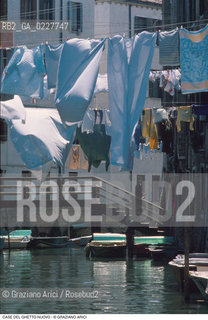 Caption: Nome:..GHETTO NOVO : CASE  ....Localizzazione:..VENEZIA / CANNAREGIO / GHETTO NOVO..VENICE / CANNAREGIO  / GHETTO NOVO  ..Soggetto:..CASE  PANNI STESI..HOUSES  ..Cronologia:......Autore:......Stile:......Editori Stampatori:......Committenza:......Materia e Tecnica:......Collocazione:......Note:......Riproduzione Fotografica:..Graziano Arici/Rosebud2  ....Copyright:..Graziano Arici/Rosebud2/  ....Data:..1994....Costo:..A....Key:..GHETTO NOVO  ESTERNI  ..EXTERIORS  ..
