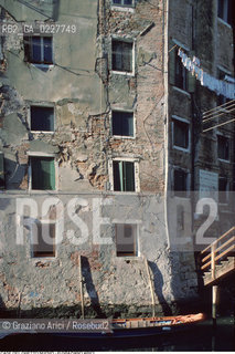 Caption: Nome:..GHETTO NOVO : CASE  ....Localizzazione:..VENEZIA / CANNAREGIO / GHETTO NOVO..VENICE / CANNAREGIO  / GHETTO NOVO  ..Soggetto:..CASE  ..HOUSES  ..Cronologia:......Autore:......Stile:......Editori Stampatori:......Committenza:......Materia e Tecnica:......Collocazione:......Note:......Riproduzione Fotografica:..Graziano Arici/Rosebud2  ....Copyright:..Graziano Arici/Rosebud2/  ....Data:..1994....Costo:..A....Key:..GHETTO NOVO  ESTERNI  ..EXTERIORS