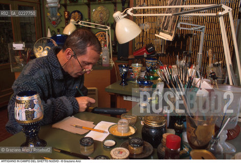 Caption: Nome:..GHETTO NOVO : ARTIGIANATO (DECORAZIONE SU VETRO DI MOTIVI DECORATIVI EBRAICI) ....Localizzazione:..VENEZIA / CANNAREGIO / GHETTO VECCHIO  ..VENICE / CANNAREGIO  / GHETTO VECCHIO   ..Soggetto:..ARTE EBRAICA / ARTIGIANATO / DECORAZIONE SU VETRO  ..JEWISH ART / HANDYCRAFT  / PAINTING ON GLASS  ..Cronologia:......Autore:......Stile:......Editori Stampatori:......Committenza:......Materia e Tecnica:......Collocazione:......Note:......Riproduzione Fotografica:..Graziano Arici/Rosebud2  ....Copyright:..Graziano Arici/Rosebud2/  ....Data:..1994....Costo:..A....Key:..GHETTO NOVO ARTIGIANATO  ..HANDYCRAFT