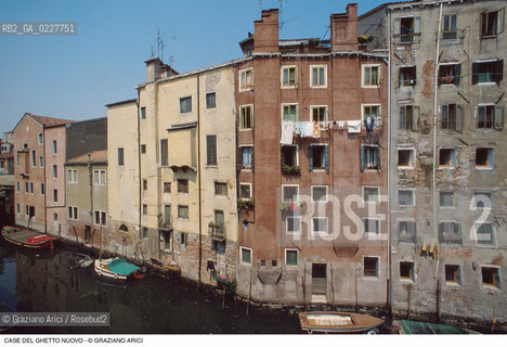 Caption: Nome:..GHETTO NOVO : CASE  ....Localizzazione:..VENEZIA / CANNAREGIO / GHETTO NOVO..VENICE / CANNAREGIO  / GHETTO NOVO ..Soggetto:..CASE  ..HOUSES  ..Cronologia:......Autore:......Stile:......Editori Stampatori:......Committenza:......Materia e Tecnica:......Collocazione:......Note:......Riproduzione Fotografica:..Graziano Arici/Rosebud2  ....Copyright:..Graziano Arici/Rosebud2/  ....Data:..1994....Costo:..A....Key:..GHETTO NOVO  ESTERNI  ..EXTERIORS