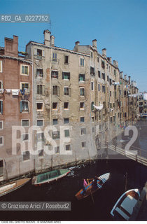 Caption: Nome:..GHETTO NOVO : CASE  ....Localizzazione:..VENEZIA / CANNAREGIO / GHETTO NOVO..VENICE / CANNAREGIO  / GHETTO NOVO ..Soggetto:..CASE  ..HOUSES  ..Cronologia:......Autore:......Stile:......Editori Stampatori:......Committenza:......Materia e Tecnica:......Collocazione:......Note:......Riproduzione Fotografica:..Graziano Arici/Rosebud2  ....Copyright:..Graziano Arici/Rosebud2/  ....Data:..1994....Costo:..A....Key:..GHETTO NOVO  ESTERNI  ..EXTERIORS