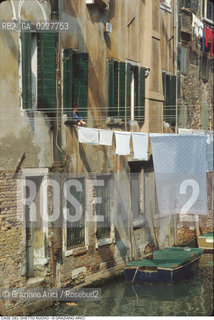 Caption: Nome:..GHETTO NOVO : CASE  ....Localizzazione:..VENEZIA / CANNAREGIO / GHETTO NOVO..VENICE / CANNAREGIO  / GHETTO NOVO ..Soggetto:..CASE  ..HOUSES  ..Cronologia:......Autore:......Stile:......Editori Stampatori:......Committenza:......Materia e Tecnica:......Collocazione:......Note:......Riproduzione Fotografica:..Graziano Arici/Rosebud2  ....Copyright:..Graziano Arici/Rosebud2/  ....Data:..1994....Costo:..A....Key:..GHETTO NOVO  ESTERNI  ..EXTERIORS