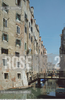 Caption: Nome:..GHETTO NOVO : CASE  ....Localizzazione:..VENEZIA / CANNAREGIO / GHETTO NOVO..VENICE / CANNAREGIO  / GHETTO NOVO ..Soggetto:..CASE  ..HOUSES  ..Cronologia:......Autore:......Stile:......Editori Stampatori:......Committenza:......Materia e Tecnica:......Collocazione:......Note:......Riproduzione Fotografica:..Graziano Arici/Rosebud2  ....Copyright:..Graziano Arici/Rosebud2/  ....Data:..1994....Costo:..A....Key:..GHETTO NOVO  ESTERNI  ..EXTERIORS