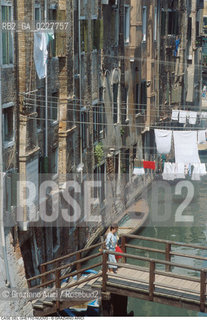 Caption: Nome:..GHETTO NOVO : PONTE CHE CONDUCE ALL ENTRATA DEL GHETTO NOVO....Localizzazione:..VENEZIA / CANNAREGIO / GHETTO NOVO..VENICE / CANNAREGIO  / GHETTO NOVO  ..Soggetto:..PONTE CHE CONDUCE ALL ENTRATA DEL GHETTO NOVO  ..BRIDGE THAT LEADS TO THE ENTRANCE OF THE GHETTO NOVO   ..Cronologia:......Autore:......Stile:......Editori Stampatori:......Committenza:......Materia e Tecnica:......Collocazione:......Note:......Riproduzione Fotografica:..Graziano Arici/Rosebud2  ....Copyright:..Graziano Arici/Rosebud2/  ....Data:..1994....Costo:..A....Key:..GHETTO NOVO  ESTERNI  ..EXTERIORS