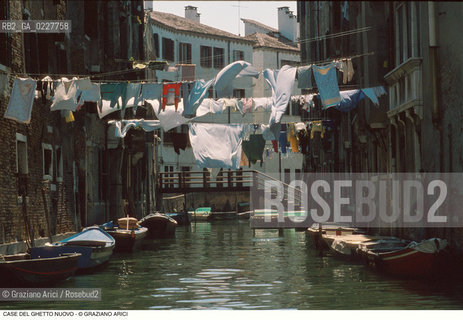 Caption: Nome:..GHETTO NOVO : PONTE CHE CONDUCE ALL ENTRATA DEL GHETTO NOVO ....Localizzazione:..VENEZIA / CANNAREGIO / GHETTO NOVO..VENICE / CANNAREGIO  / GHETTO NOVO ..Soggetto:..PONTE CHE CONDUCE ALL ENTRATA DEL GHETTO NOVO  ..BRIDGE THAT LEADS TO THE ENTRANCE OF THE GHETTO NOVO   ..Cronologia:......Autore:......Stile:......Editori Stampatori:......Committenza:......Materia e Tecnica:......Collocazione:......Note:......Riproduzione Fotografica:..Graziano Arici/Rosebud2  ....Copyright:..Graziano Arici/Rosebud2/  ....Data:..1994....Costo:..A....Key:..GHETTO NOVO  ESTERNI  ..EXTERIORS