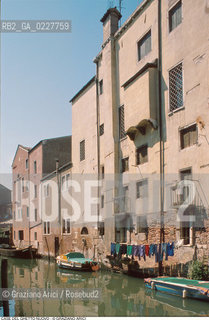 Caption: Nome:..SCUOLA GRANDE TEDESCA : FACCIATA DAL RIO DEL GHETTO..      ..Localizzazione:..VENEZIA / CANNAREGIO / CAMPO DEL GHETTO NOVO / SINAGOGA / SCUOLA GRANDE TEDESCA  ..VENICE / CANNAREGIO / CAMPO GHETTO NOVO / SYNAGOGUE / SCUOLA GRANDE TEDESCA     ..Soggetto:..FACCIATA DAL RIO DEL GHETTO   ..FROM RIO DEL GHETTO   ..Cronologia:..XVII SECOLO TERZO QUARTO / 1672 / RIEDIFICATA NEL SEC. XVIII SECONDO QUARTO / 1732-33 ..XVIIth CENTURY / 1672 / REBUILT IN THE XVIIIth CENTURY / 1732-33    ..Autore:......Stile:......Editori Stampatori:......Committenza:..CIVIDALE MENACHEM FIGLIO DEL RABBINO JOSEPH  ..CIVIDALE MENACHEM SON OF RABBI JOSEPH  ..Materia e Tecnica:......Collocazione:......Note:......Riproduzione Fotografica:  ..Graziano Arici/Rosebud2 ....Copyright:..Graziano Arici/Rosebud2/....Data:..1994 ....Costo:..A....Key:..CHIESA  ESTERNI  ..CHURCH  EXTERIORS